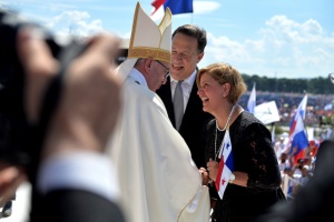 prezydent panamy z papieżem franciszkiem na campus misericordiae